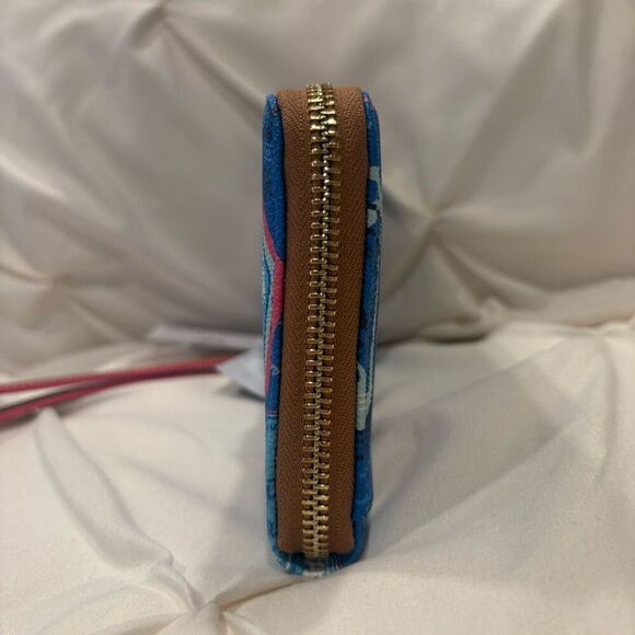 Dooney & Bourke Disney Vacation Club Wristlet Wallet Allover Print 2022 NWT - Picture 3 of 11